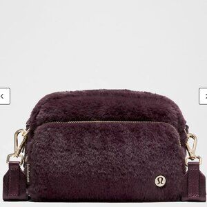 Everywhere Crossbody Bag 2L Plush Fleece ColourBlack Plum/Gold